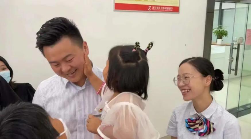 徒手接住6樓墜落女童,，今天孩子家長送來了錦旗
